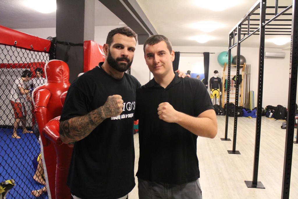 Po lewej stronie (z brodą) Alessio Sakara. Włoski zawodnik który zrobił dużą kariere w Ameryce walcząc w federacji UFC. Po prawej stronie ja,Kamil Werno