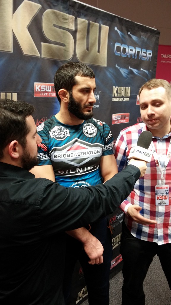 W środku Mamed Khalidov po wygranej walce na gali KSW 33