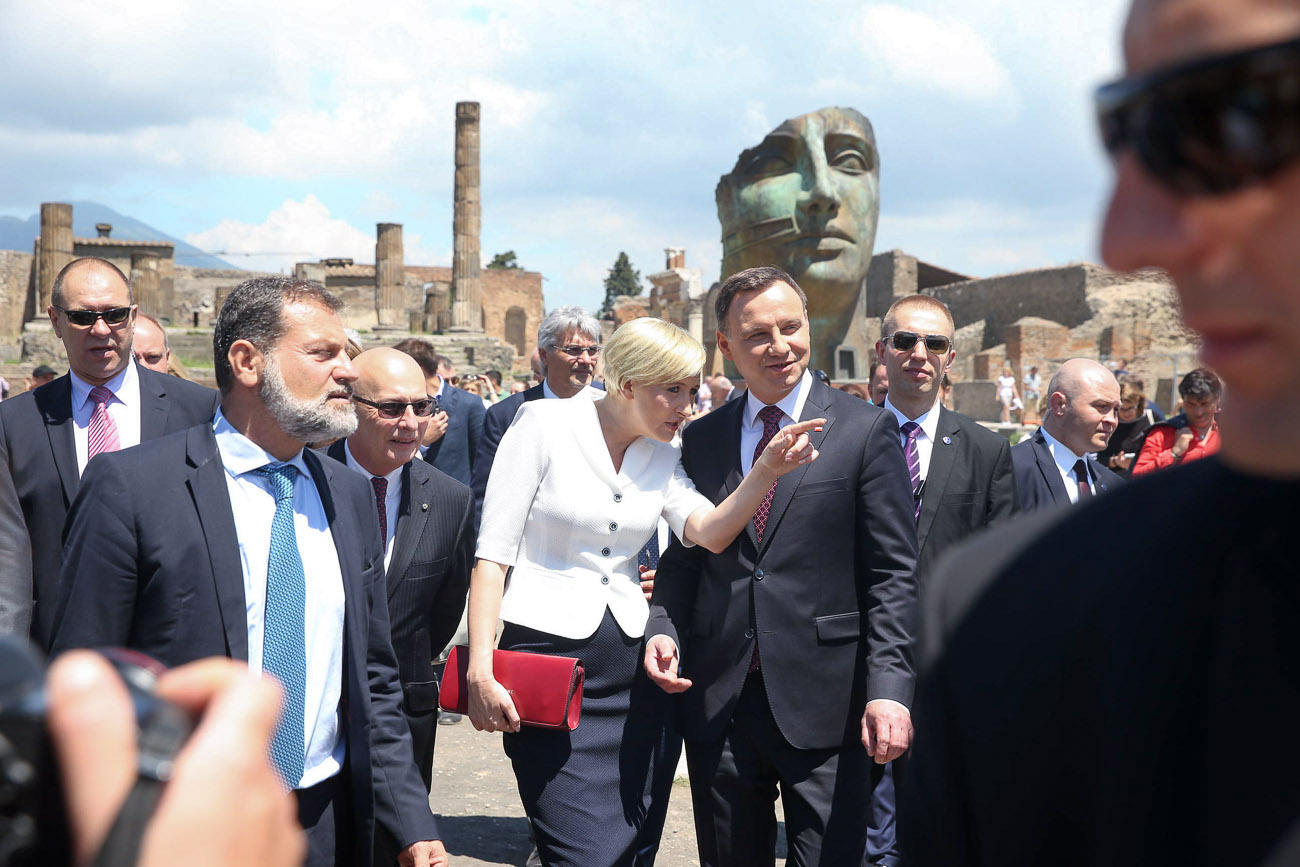 Zwiedzanie wystawy rzeźb Igora Mitoraja w Pompejach (fot. Andrzej Hrechorowicz/ KPRP), Archiwum Ambasady RP w Rzymie