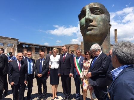 fot. napolitime.it/85737-presidente-della-polonia-andrzej-duda-visita-agli-scavi-pompei.html