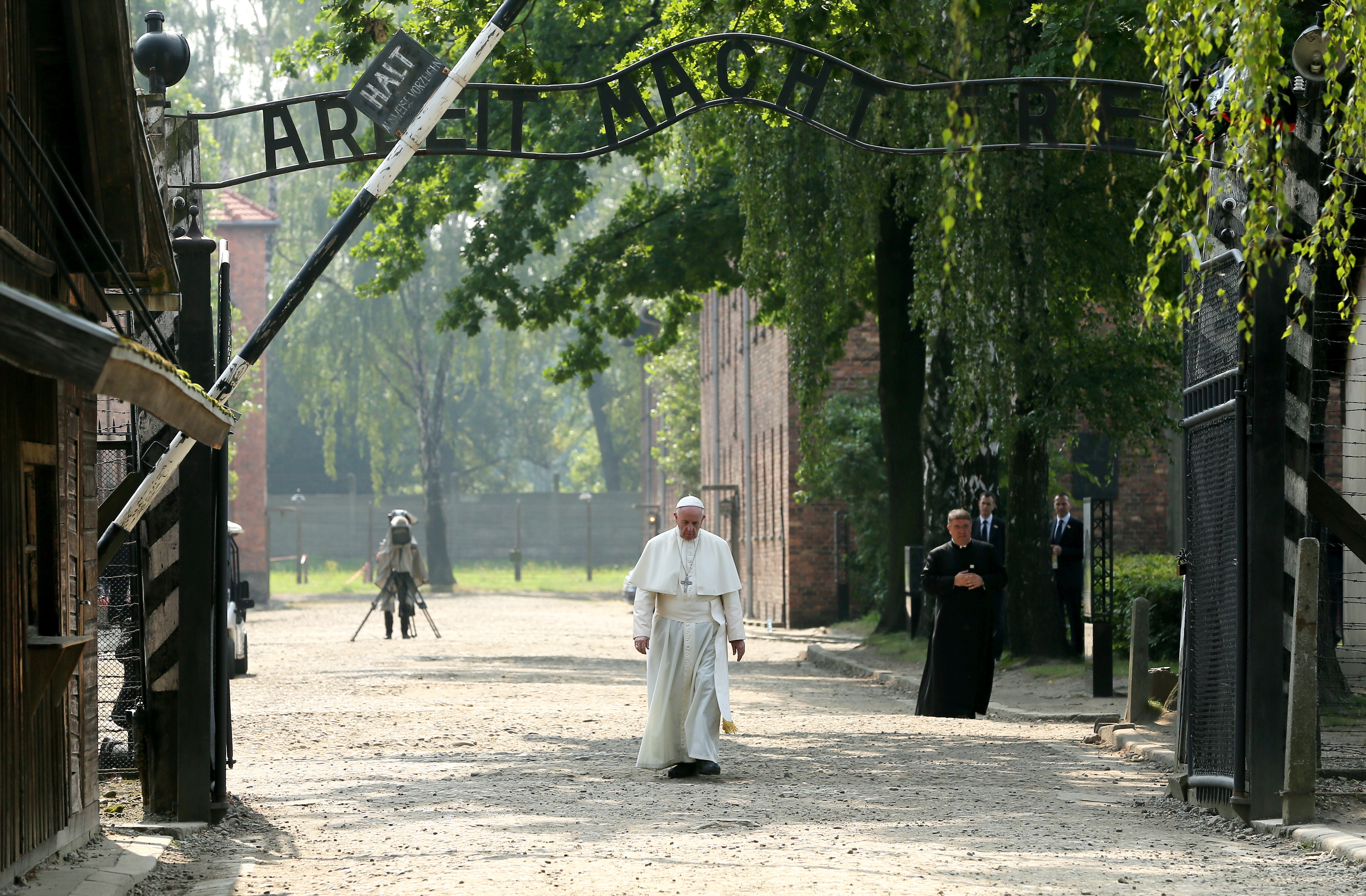 Owiêcim, 29.07.2016. Papie¿ Franciszek opuszcza by³y niemiecki, nazistowski obóz zag³ady Auschwitz I, 29 bm. W Auschwitz I Ojciec wiêty spotka³ siê z 12 by³ymi wiêniami obozu, zapali³ wiecê i modli³ siê przy cianie mierci. Papie¿ Franciszek bêdzie przebywa³ w Polsce do 31 lipca, bior¹c udzia³ w odbywaj¹cych siê w tym czasie XXXI wiatowych Dniach M³odzie¿y. (cat) PAP/Pawe³ Supernak