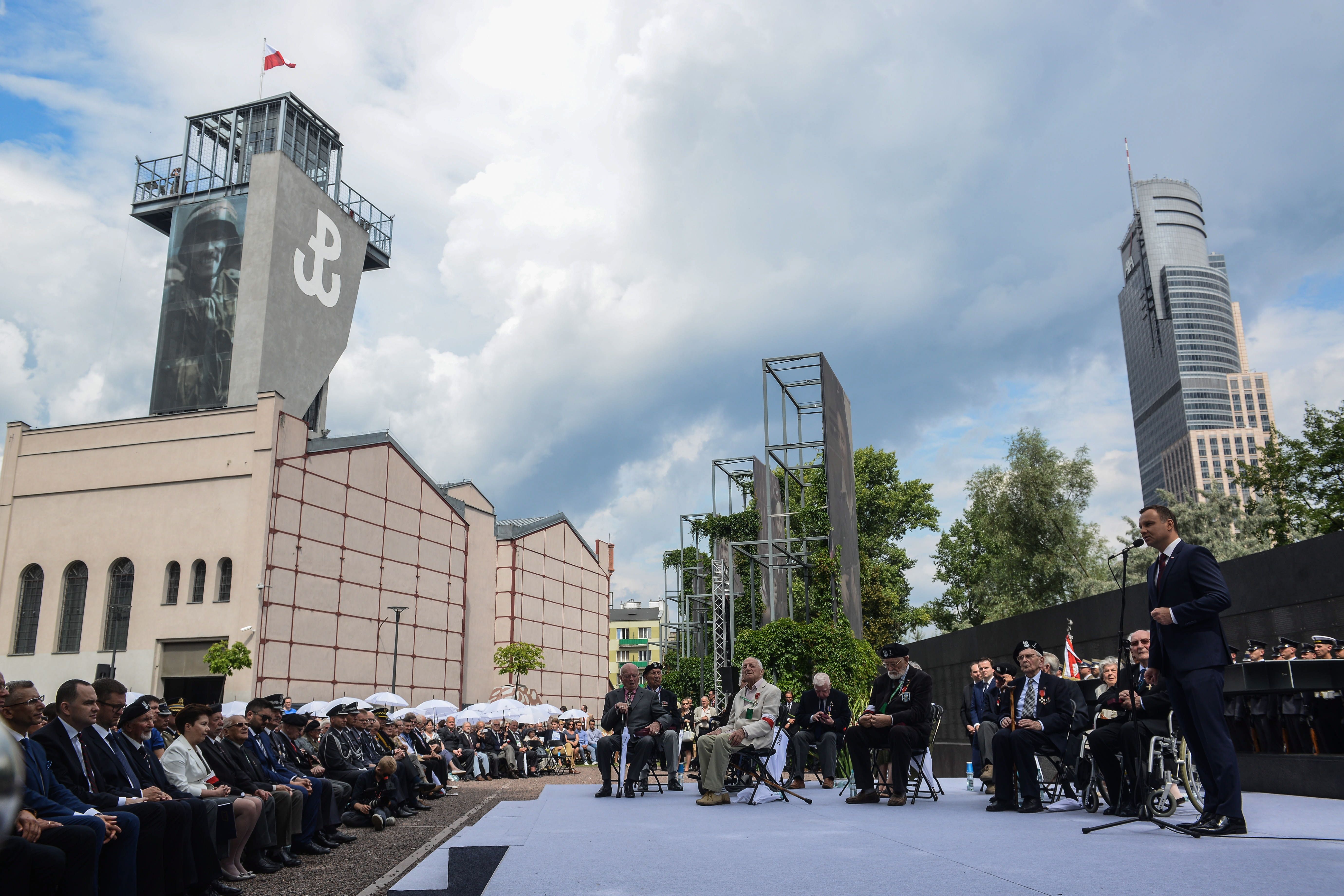 Warszawa, 30.07.2016. Prezydent Andrzej Duda (P) przemawia podczas spotkania z powstañcami w Parku Wolnoci przy Muzeum Powstania Warszawskiego w Warszawie, 30 bm. W zwi¹zku z 72. rocznic¹ wybuchu powstania warszawskiego prezydent wrêczy³ ordery i odznaczenia pañstwowe uczestnikom powstania warszawskiego oraz wolontariuszom i wspólpracownikom muzeum. (zuz/kru) PAP/Jakub Kamiñski